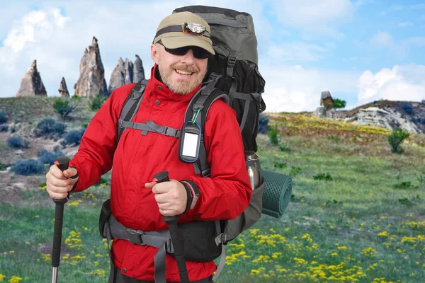 Вулканические Породы Долине Каппадокии Турция Счастливый Турист Рюкзаком Путешествует Высокогорье — стоковое фото
