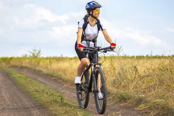 Schöne Radfahrerin Fährt Auf Dem Feld Auf Einem Fahrrad Gesunder — Stockfoto