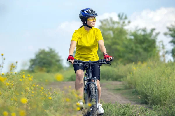 Schönes Mädchen Gelb Das Der Natur Fahrrad Fährt Sport Und — Stockfoto