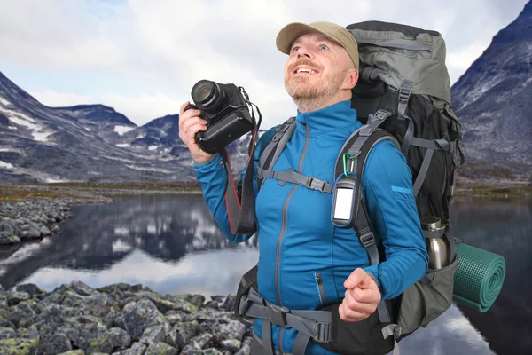 Utsikt Över Sjön Jotunheimens Nationalpark Glad Skäggig Turist Med Kamera — Stockfoto