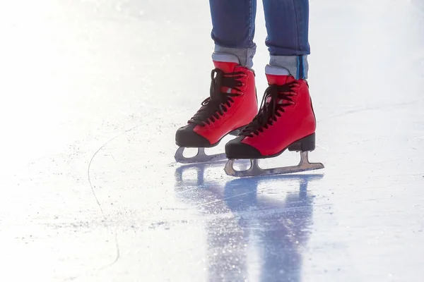 Füße Roten Schlittschuhen Auf Einer Eisbahn Hobbys Und Freizeit Wintersport — Stockfoto