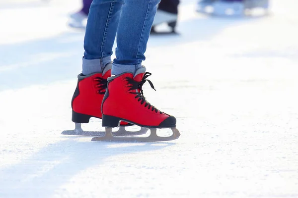 Pés Patins Vermelhos Uma Pista Gelo Hobbies Lazer Esportes Inverno — Fotografia de Stock