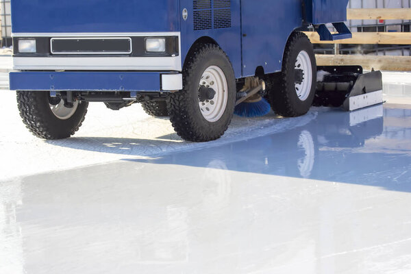 специальный машинный ледоуборочный комбайн очищает каток. транспортная индустрия
