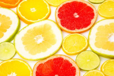 Beyaz arka planda farklı turunçgil meyveleri kes