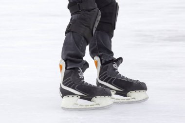 Buz pateni pistinde kayan bir adamın bacakları. Hobiler ve spor. Tatiller ve kış aktiviteleri