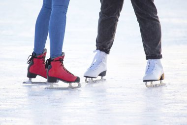 İnsanlar buz pateni pistinde buz pateni yapıyor. Hobiler ve boş vakitler. kış sporları