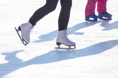 Buz pateni pistinde buz pateni yapan kız. Hobiler ve boş vakitler. kış sporları