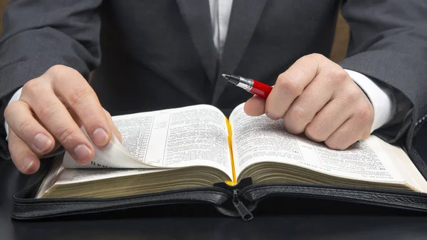 Hombre Traje Negocios Lee Biblia Cerca Estudio Religión Cristianismo — Foto de Stock