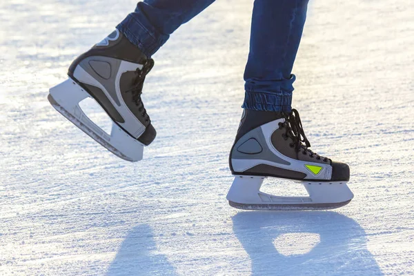 Piernas Hombre Patinando Una Pista Hielo Pasatiempos Deportes Vacaciones Actividades — Foto de Stock