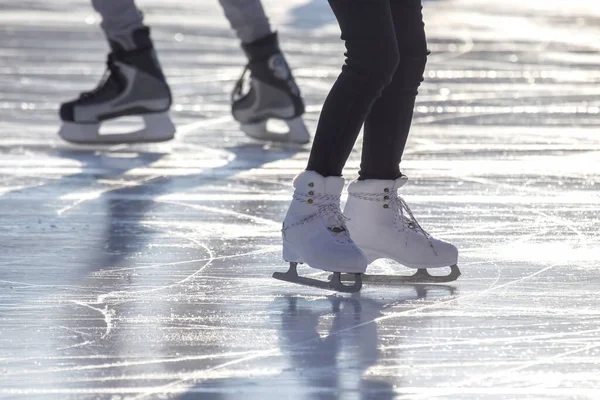 Pies Diferentes Personas Patinando Pista Hielo —  Fotos de Stock