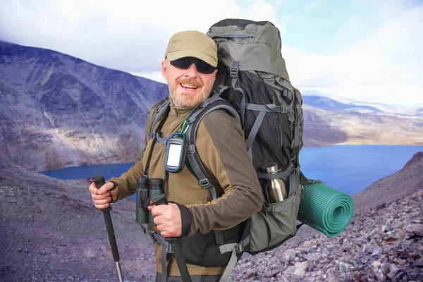 Turista Feliz Com Mochila Está Viajando Nas Terras Altas Parque — Fotografia de Stock