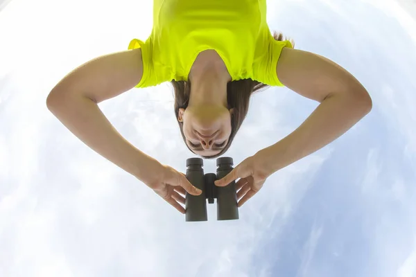 Ragazza Giacca Gialla Guardando Attraverso Binocolo Contro Cielo — Foto Stock