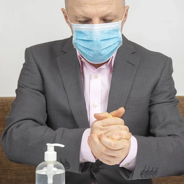 Homem Casa Quarentena Com Uma Máscara Médica Seu Rosto Desinfecta — Fotografia de Stock