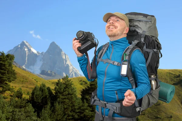 아름다운 산들의 배경에 카메라를 수염을 관광객 조지아의 코카서스 Ushba Mountain — 스톡 사진