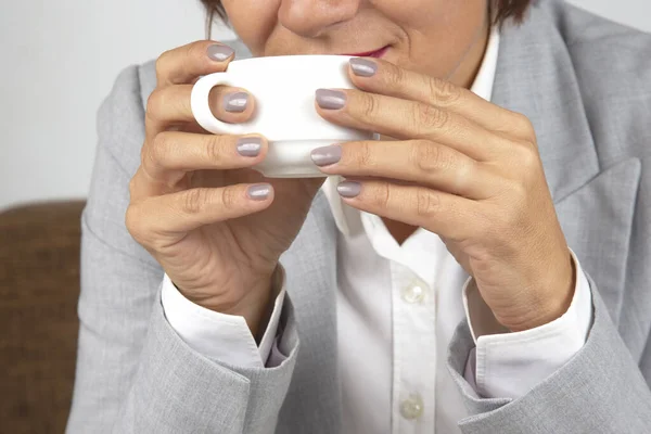 Mulher Negócios Bebe Café Uma Taça Branca Close — Fotografia de Stock