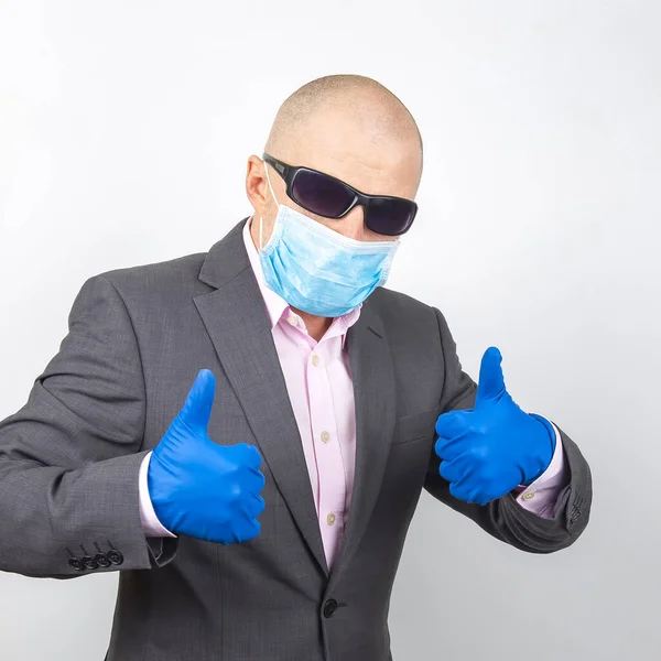 Homem Negócios Luvas Médicas Óculos Uma Máscara Protetora — Fotografia de Stock