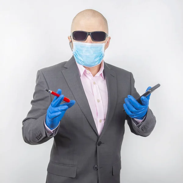 Framgångsrik Affärsman Skyddande Mask Och Handskar Fungerar Smartphone Karantän Coronavirus — Stockfoto