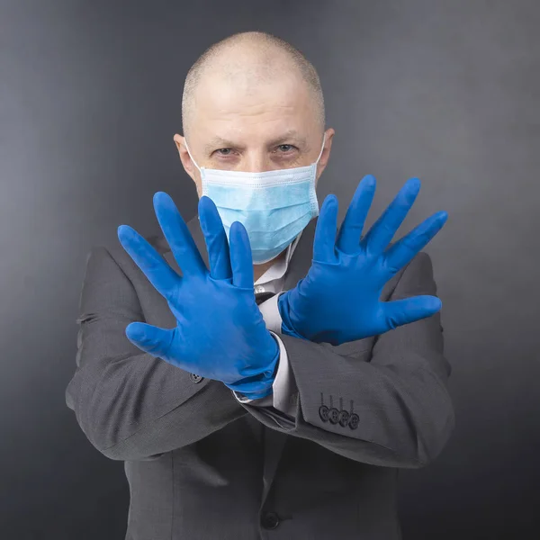 Homem Luvas Proteção Mostra Uma Máscara Facial Médica Epidemia Coronavírus — Fotografia de Stock