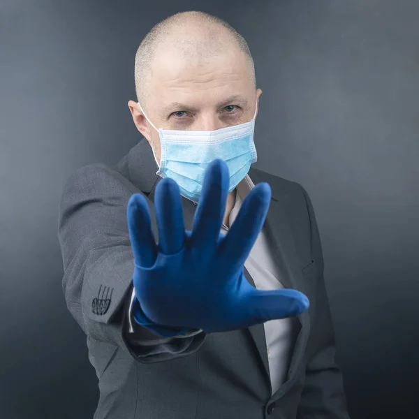 Homem Luvas Proteção Mostra Uma Máscara Facial Médica Epidemia Coronavírus — Fotografia de Stock