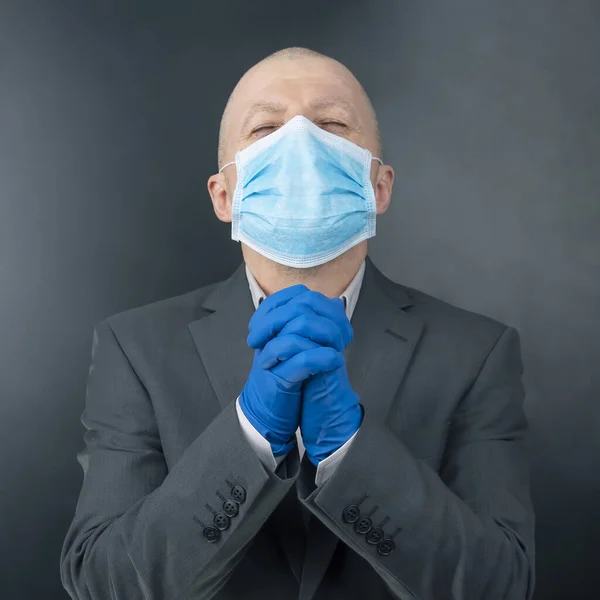 Homem Máscara Médica Luvas Proteção Dobrou Mãos Para Rezar — Fotografia de Stock