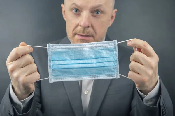 Man Business Suit Suggests Using Medical Protective Mask Quarantine Epidemic — Stock Photo, Image