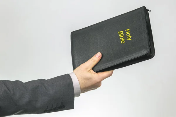 商人的手拿着一本圣经 宗教和基督教 — 图库照片