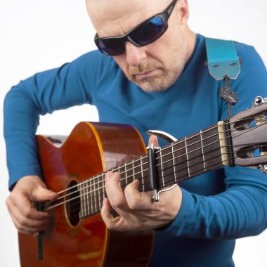 Adam beyaz arka planda klasik gitar çalıyor. müzik yaratıcılığı. string müzik enstrümanı