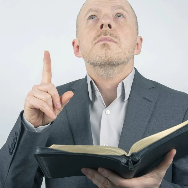 Hombre Con Traje Negocios Está Leyendo Biblia Hombre Levantó Dedo —  Fotos de Stock