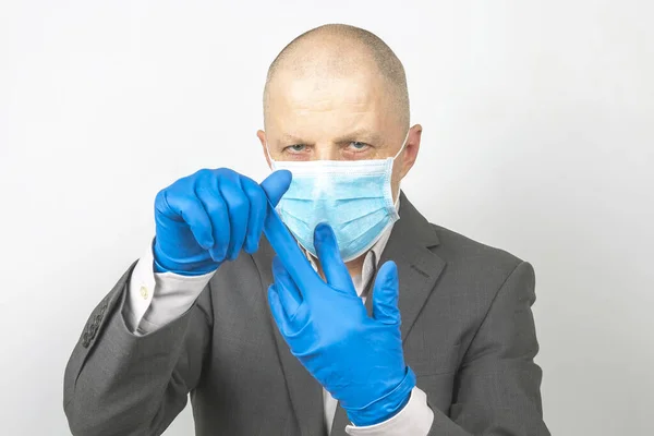 Affärsman Medicinsk Mask Tar Skyddshandskar Från Händerna Viruskvartantin — Stockfoto