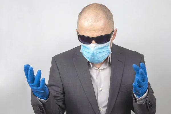 Retrato Homem Negócios Óculos Sol Uma Máscara Médica Luva Protetora — Fotografia de Stock