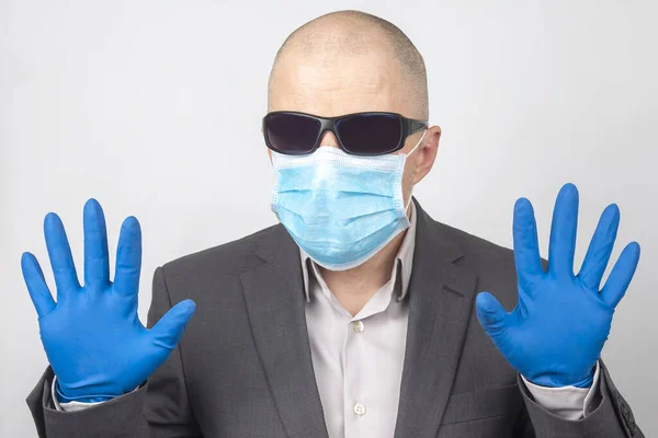 Porträtt Affärsman Solglasögon Medicinsk Mask Och Skyddshandske — Stockfoto