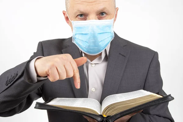 Mannen Kostym Med Medicinsk Mask Ansiktet Studerar Bibeln — Stockfoto