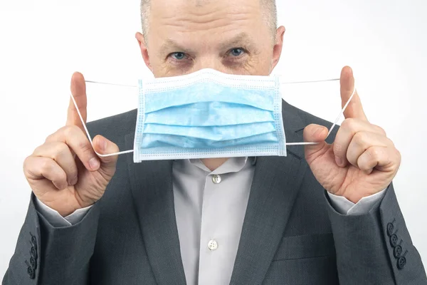 Man Business Suit Suggests Using Medical Protective Mask Quarantine Epidemic — Stock Photo, Image