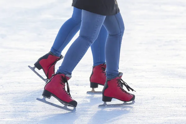 アイス リンクの赤いスケート場に足を踏み入れるとスポーツとエンターテイメント 休みと冬の休日 — ストック写真