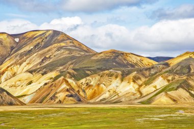 Landmannalaugar 'ın volkanik manzarasının renkli dağları. İzlanda
