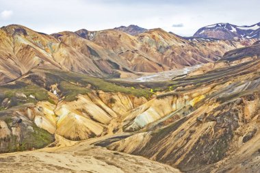 Landmannalaugar 'ın volkanik manzarasının renkli dağları. Icelan