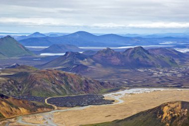 Landmannalaugar 'ın volkanik manzarasının renkli dağları. İzlanda