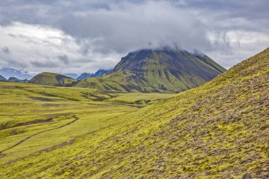 Landmannalaugar 'ın volkanik manzarasının renkli dağları. İzlanda