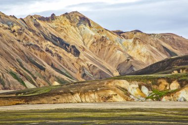 Landmannalaugar 'ın volkanik manzarasının renkli dağları. İzlanda
