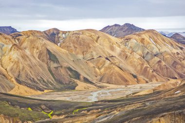 Landmannalaugar 'ın volkanik manzarasının renkli dağları. İzlanda