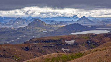 Landmannalaugar 'ın volkanik manzarasının renkli dağları. İzlanda
