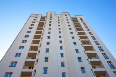Çok katlı yeni bir konut binasının cephesi. mimari ve modern yapı