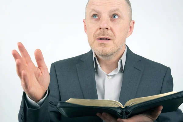 Hombre Traje Negocios Está Leyendo Biblia —  Fotos de Stock
