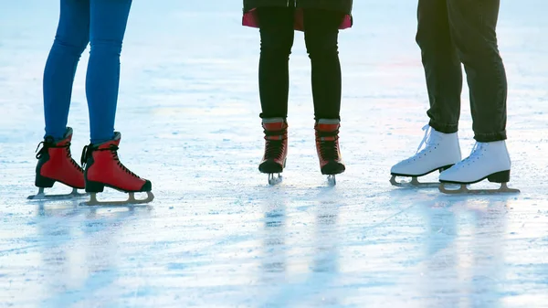 Voeten Van Verschillende Mensen Die Schaatsen Ijsbaan Hobby Vrije Tijd — Stockfoto