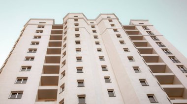 Çok katlı yeni bir konut binasının cephesi. mimari ve modern yapı