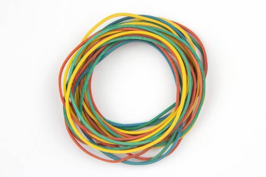 Beyaz arka plandaki banknotlar için renkli elastik lastik. ofis ve iş ögeleri