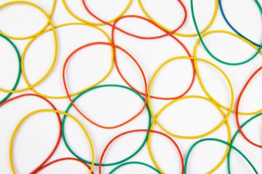 Beyaz arka plandaki banknotlar için renkli elastik lastik. ofis ve iş ögeleri