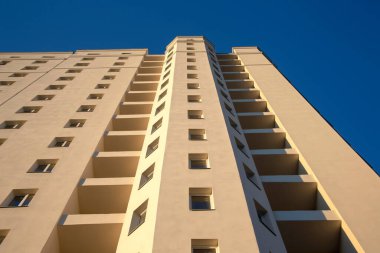 Çok katlı yeni bir konut binasının cephesi. mimari ve modern yapı