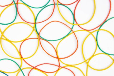 Beyaz arka plandaki banknotlar için renkli elastik lastik. ofis ve iş ögeleri