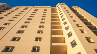 Çok katlı yeni bir konut binasının cephesi. mimari ve modern yapı
